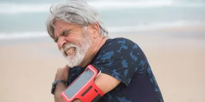 오십견과 어깨 결림은 어떻게 다른가 — 마사지로 되는 범위와 병원에 가야 할 때
